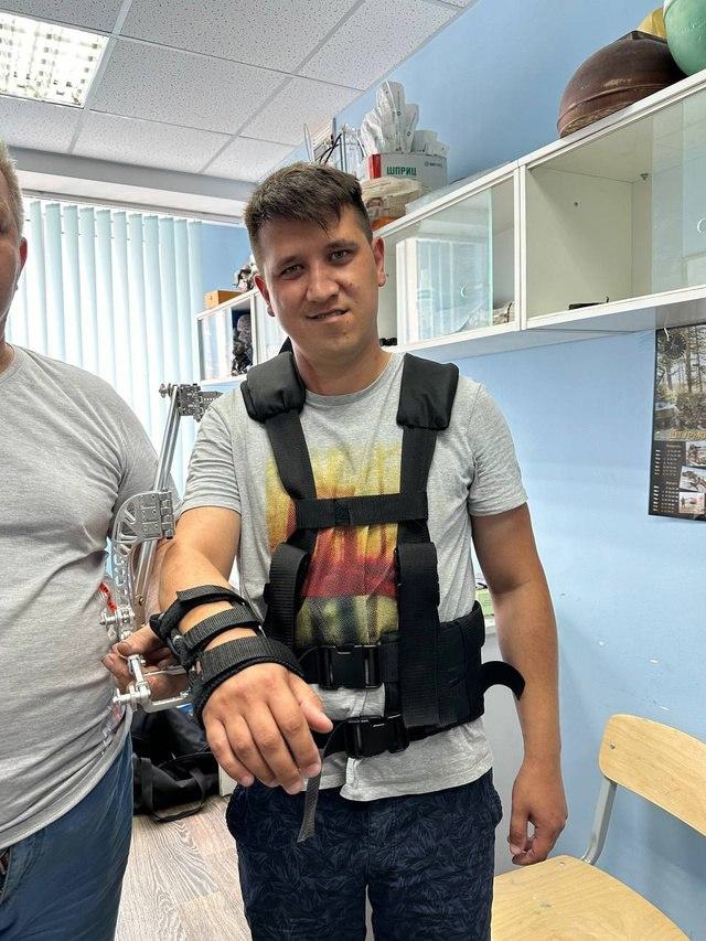 «Защитники Отечества» помогли ветерану спецоперации получить экзоскелет для восстановления подвижности руки.