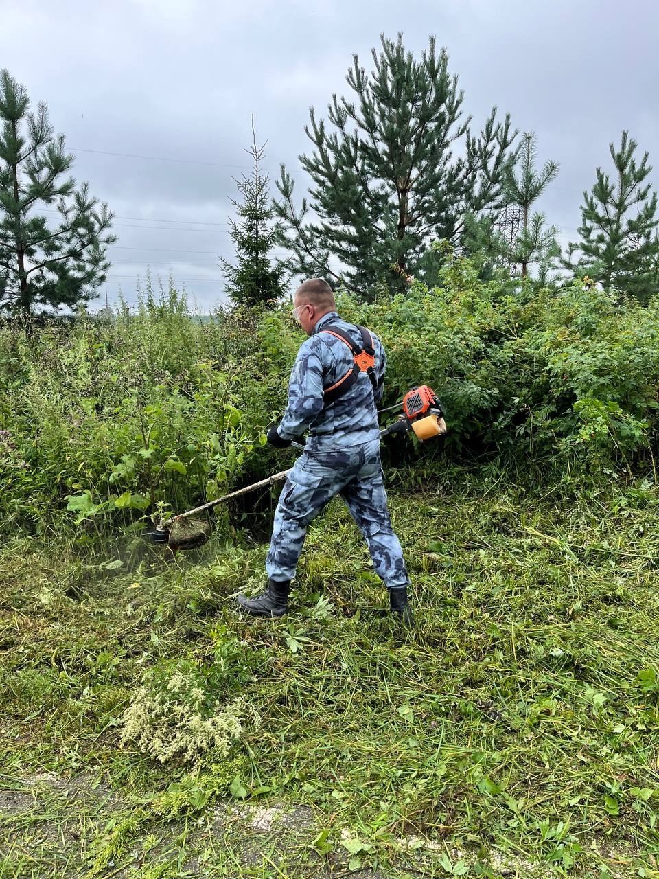 Субботники на местах захоронений Героев Специальной военной операции.