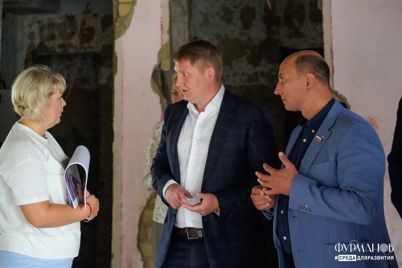 Глава Фурмановского района Павел Колесников совместно с депутатом Ивановской областной Думы Дмитрием Ключарёвым оценили ход ремонта фойе на втором этаже, где будет расположена ещё одна точка притяжения для молодёжи..