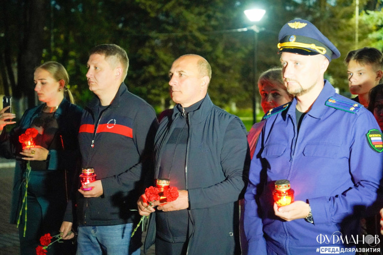 Глава Фурмановского района Павел Колесников вместе с жителями почтили память земляков, погибших в годы Великой Отечественной войны.. Глава Фурмановского района Павел Колесников вместе с жителями почтили память земляков, погибших в годы Великой Отечественной войны..